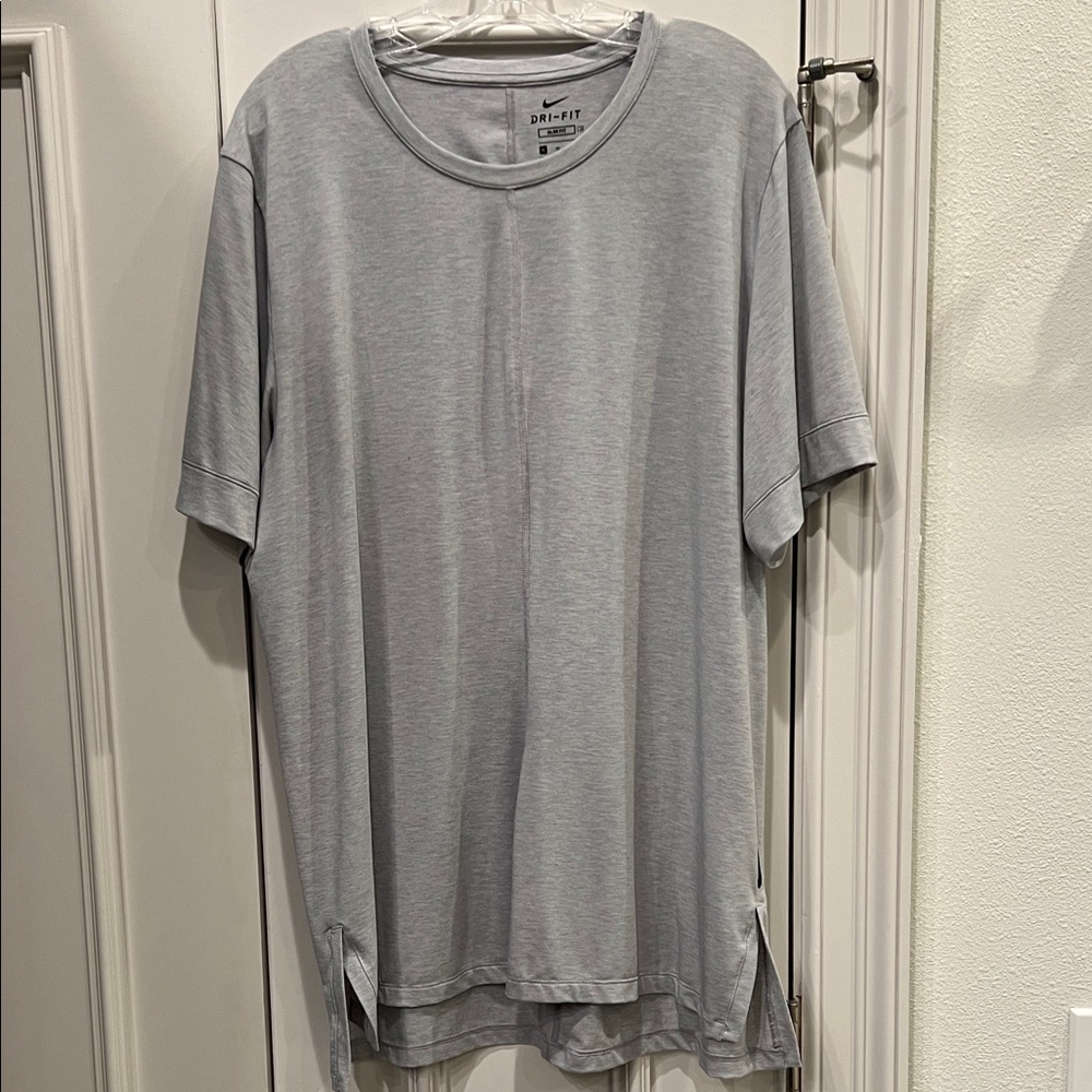 Nike Men's Light Gray Short Sleeve Tee
